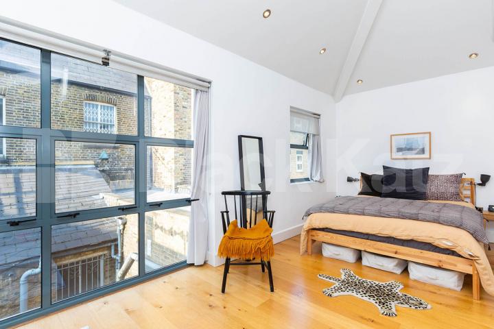 			Private roof terrace, Studio Apartment, 1 bath, 1 reception Apartment			 Bethnal Green Road, BETHNAL GREEN-HACKNEY-LONDON FIELDS